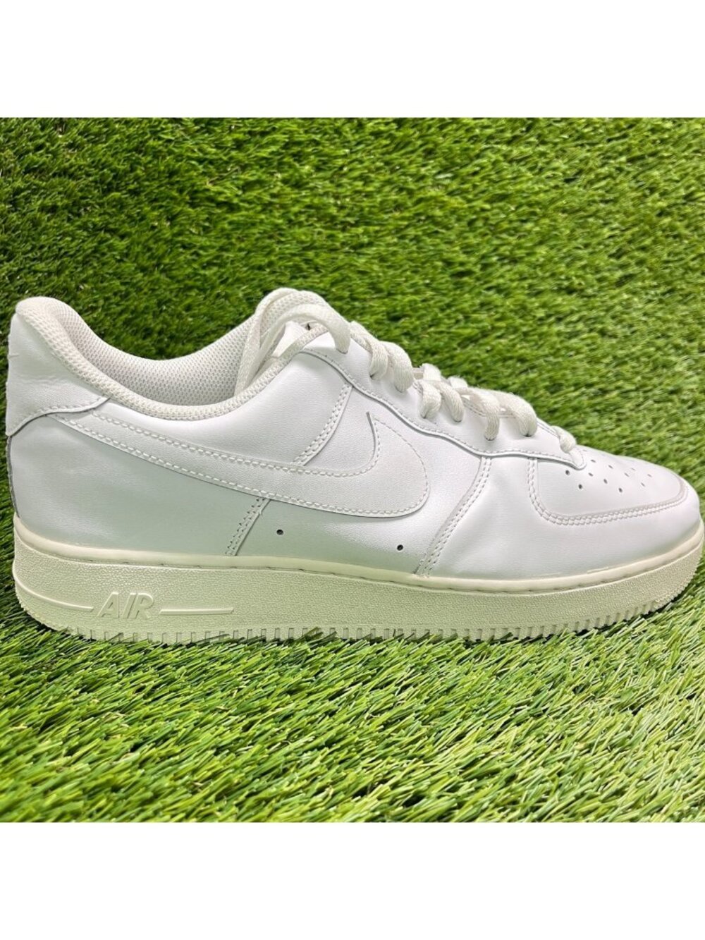 Nike Air Force 1 '07 Low Mens Size 11.5 White Athletic Lifestyle Shoes Sneakers